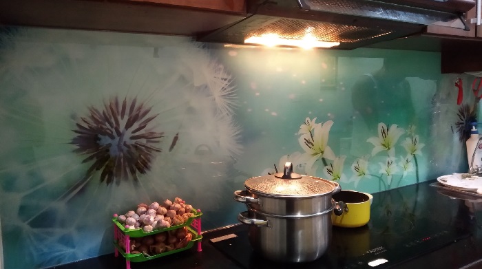 kính hoa văn ốp bếp