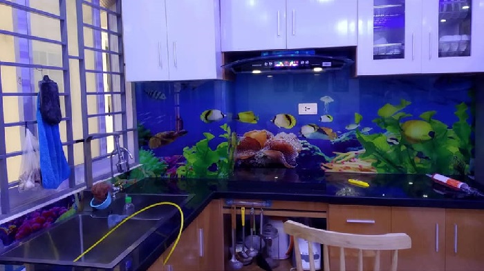kính hoa văn ốp bếp
