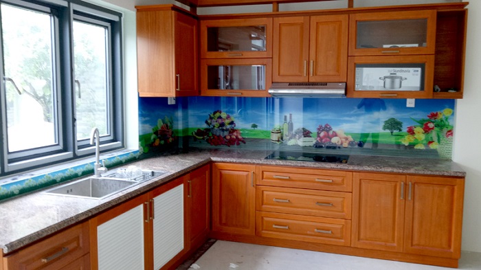 kính hoa văn ốp bếp
