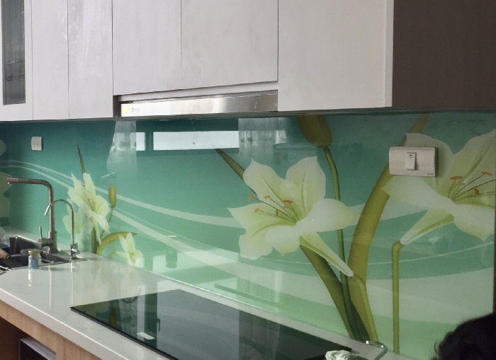 kính hoa văn ốp bếp