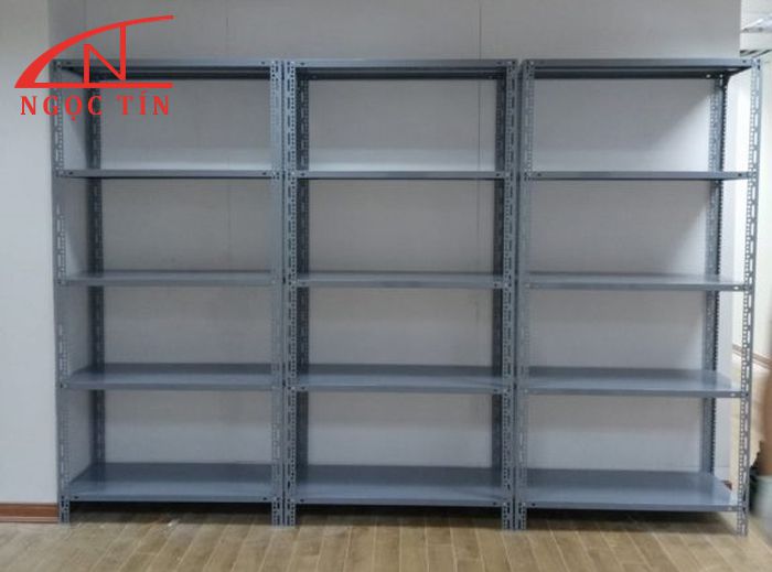 Sắt V lỗ được tạo thành kệ để tài liệu 