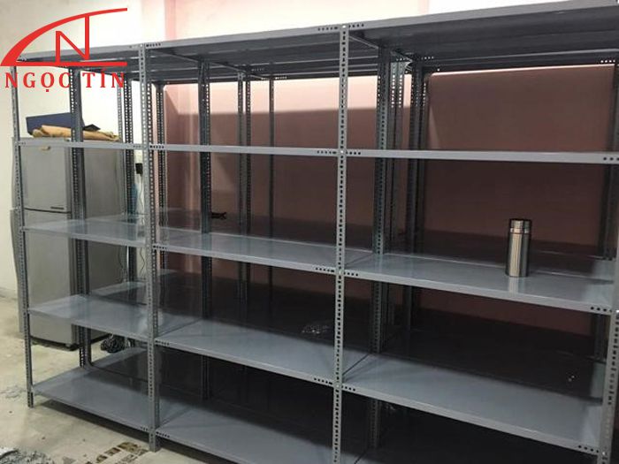 Kệ sắt V lỗ được ứng dụng trong nhà sách, thư viện