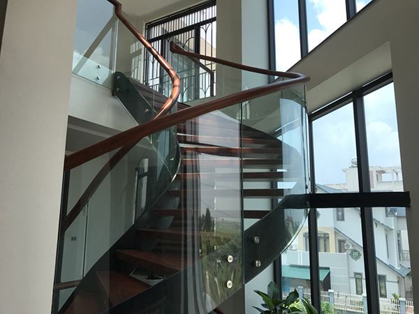Mẫu cầu thang kính cường lực đẹp