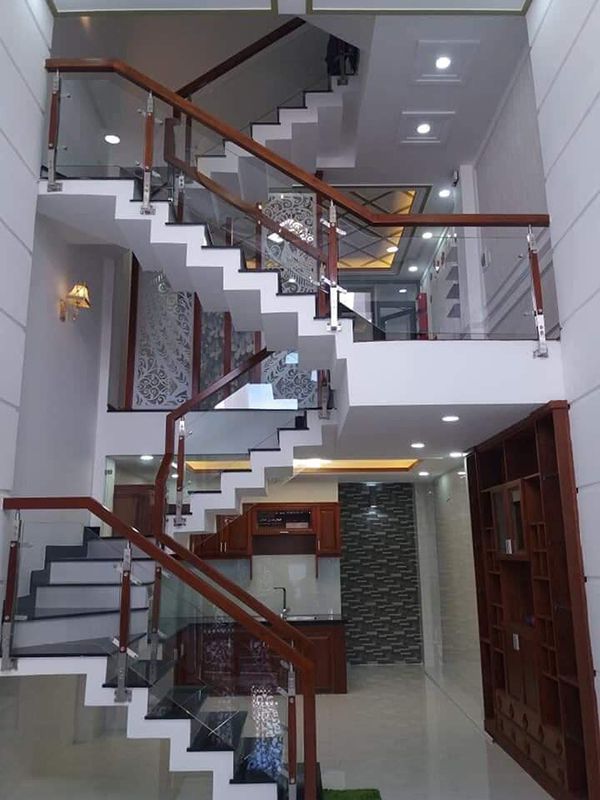 Mẫu cầu thang kính cường lực đẹp