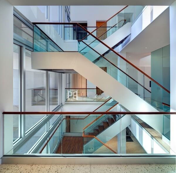 Mẫu cầu thang kính cường lực đẹp
