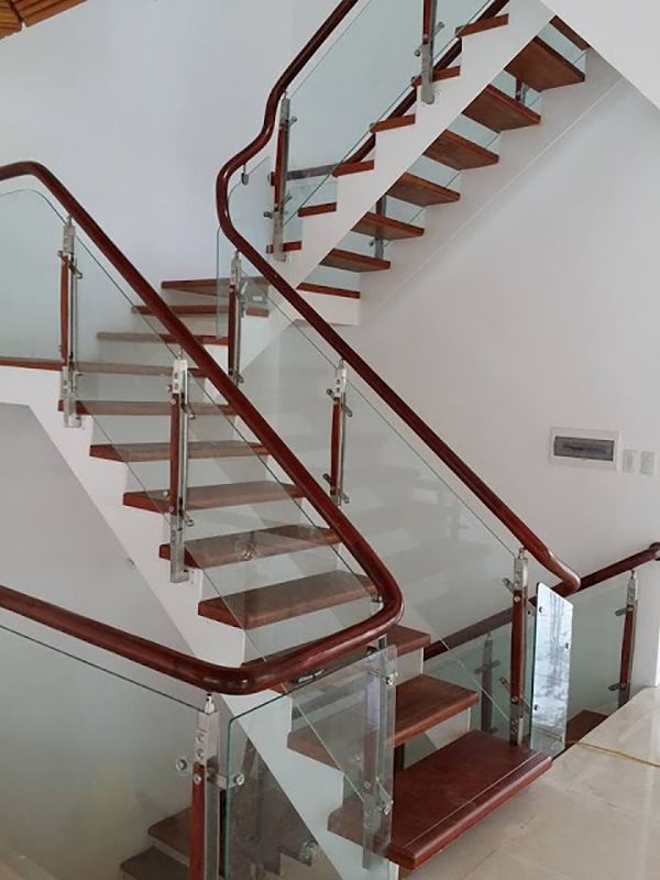 Mẫu cầu thang kính cường lực đẹp