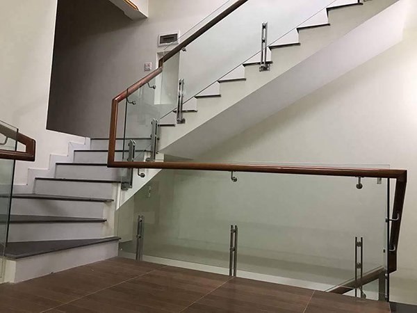 Mẫu cầu thang kính cường lực đẹp