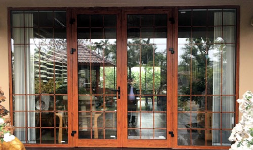 Mẫu cửa nhôm xingfa phòng khách chia ô