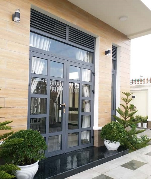 Mẫu cửa nhôm xingfa phòng khách chia ô